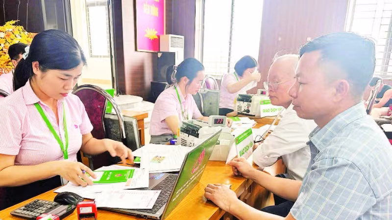 Cán bộ Phòng Giao dịch Ngân hàng Chính sách xã hội Tam Đảo hướng dẫn người dân vay vốn.