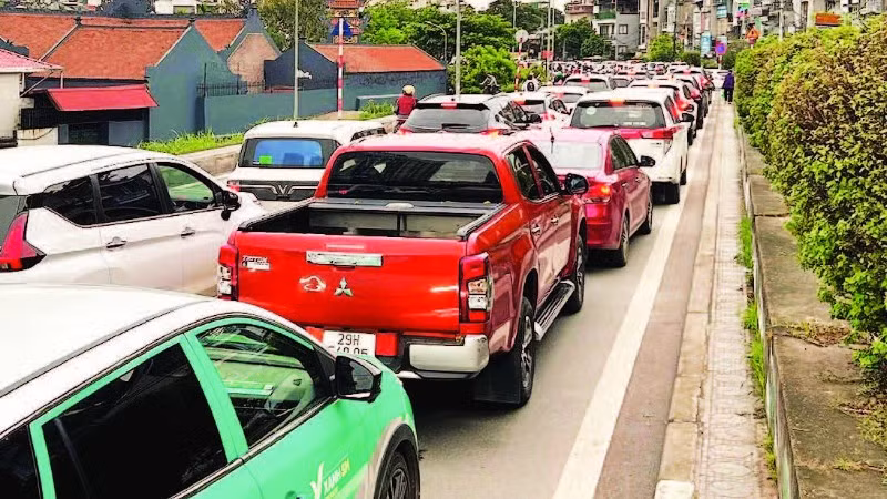 Các phương tiện xếp hàng dài trên đê Xuân Quan, phường Bồ Đề chờ lên cầu vào mỗi buổi sáng.