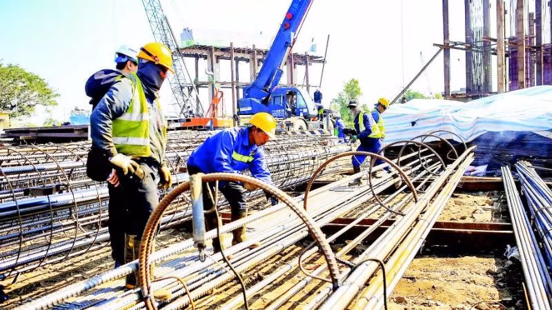 Các kỹ sư, người lao động tập trung thi công tuyến đường cao tốc CT.08, đoạn cầu vượt sông Hồng.