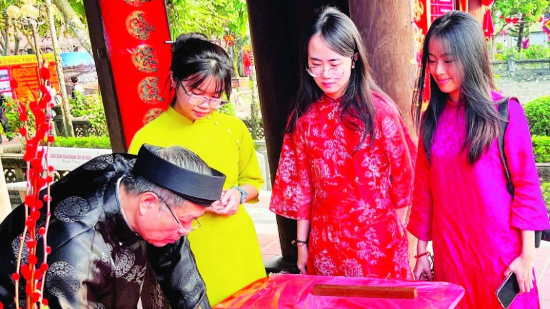 Các bạn trẻ "xin chữ" đầu xuân ở Lễ hội Văn miếu Mao Điền.