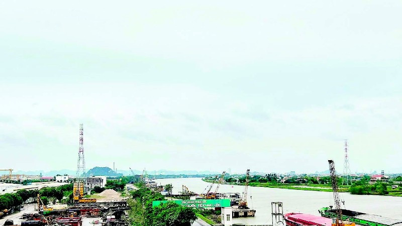 Vận tải thủy nội địa góp phần kết nối các chuỗi sản xuất trong vùng.