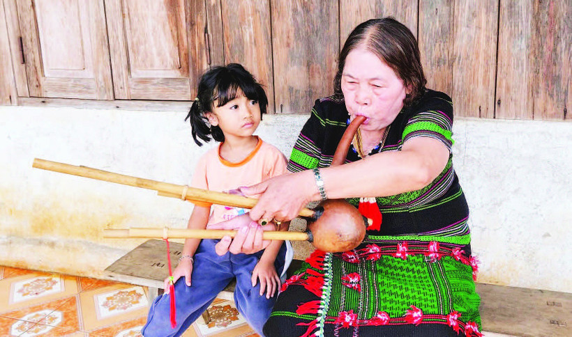 Nghệ nhân Ưu tú H’Grao đã có hơn 70 năm gắn bó với M’buốt. Bà còn thành thạo nhiều loại nhạc cụ dân tộc Mạ như: T’ron, t’rông, chiêng… và thuộc gần 100 bài dân ca.