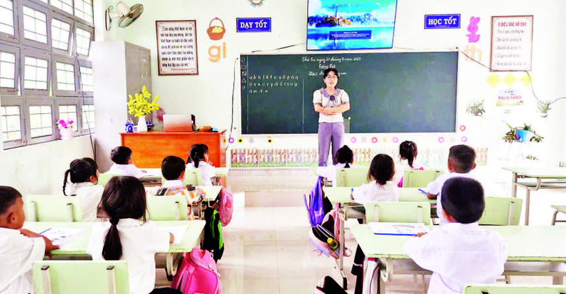 Học sinh lớp 1A, Trường tiểu học và trung học cơ sở Nguyễn Văn Trỗi, xã Ia Mơ, tỉnh Gia Lai trong giờ học môn Tiếng Việt.