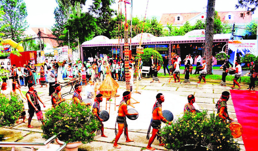 Du khách hòa vào nhịp cồng chiêng của dân tộc thiểu số nam Tây Nguyên giữa phố thị Đà Lạt.