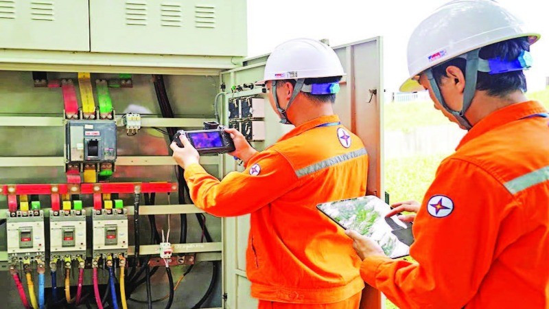 Nhân viên điện lực thành phố Hưng Yên kiểm tra tủ điện bằng camera ảnh nhiệt.
