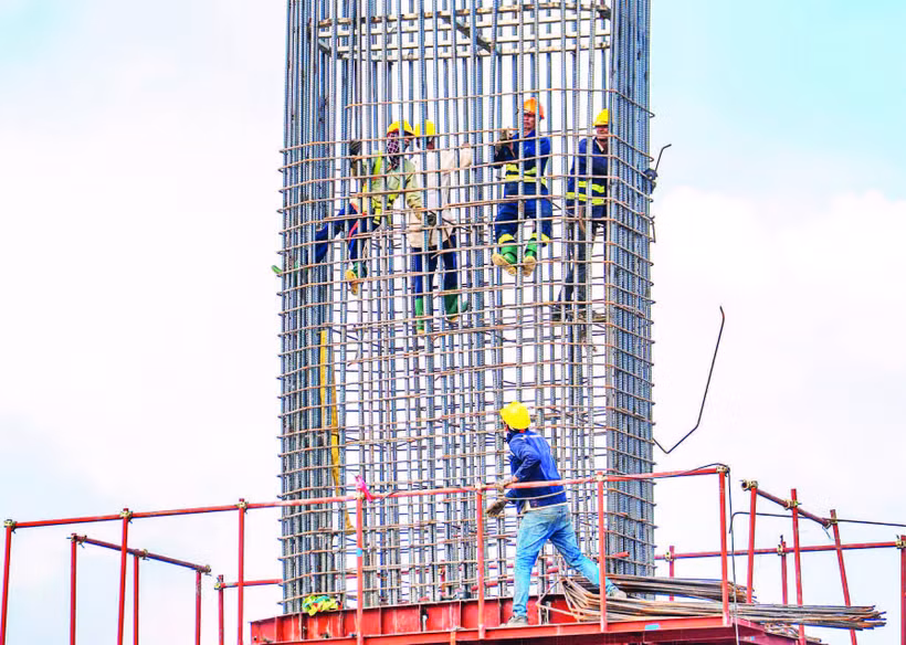 Các kỹ sư, công nhân đang khẩn trương thi công trụ dẫn của dự án cầu Đại Ngãi 1 bắc qua sông Hậu.