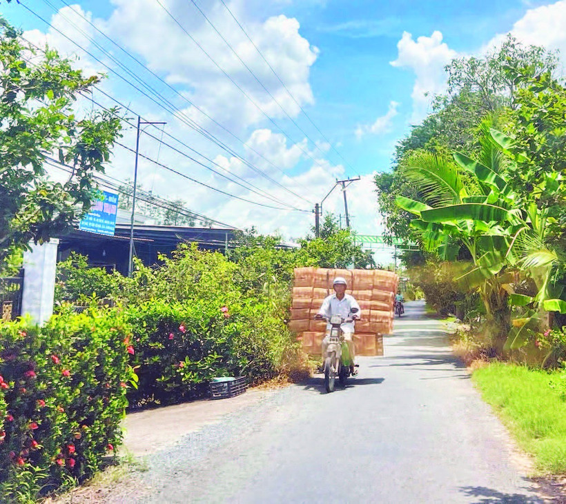 Người dân xã Hòa Long chở lọp đi giao cho khách.