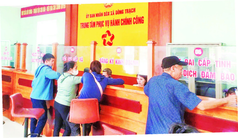 Người dân đến giao dịch tại Trung tâm phục vụ hành chính công xã Đông Trạch, tỉnh Quảng Trị.