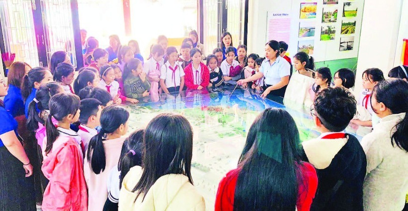 Học sinh Trường tiểu học Tiểu La về nguồn tại Khu căn cứ cách mạng K20.