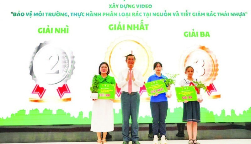 Thứ trưởng Giáo dục và Đào tạo Nguyễn Văn Phúc trao giải Cuộc thi xây dựng Video bảo vệ môi trường. (Ảnh THU HÀ)
