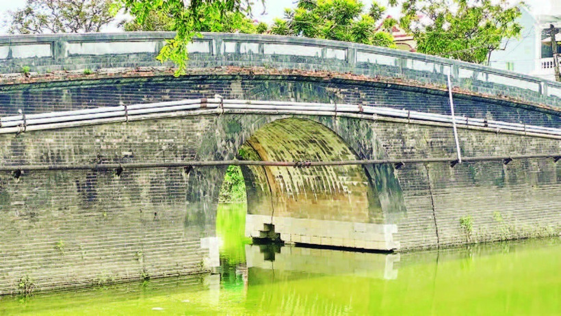 Những vết nứt, bong tróc mắt thường nhìn thấy được, đe dọa sự ổn định cấu trúc công trình các cây cầu vòm bắc qua sông Ngự.