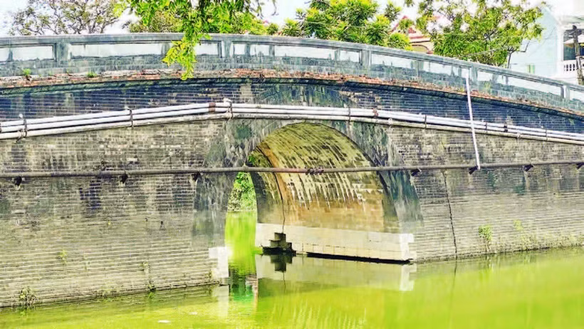 Những vết nứt, bong tróc mắt thường nhìn thấy được, đe dọa sự ổn định cấu trúc công trình các cây cầu vòm bắc qua sông Ngự.