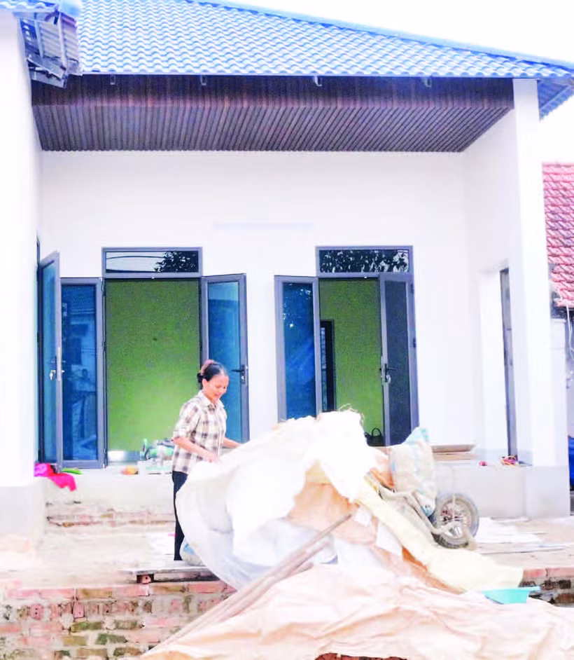 Ngôi nhà mới của gia đình bà Trần Thị Sa, xã Nam Lý, tỉnh Ninh Bình vừa được hoàn thành nhờ chương trình xóa nhà dột nát của tỉnh.
