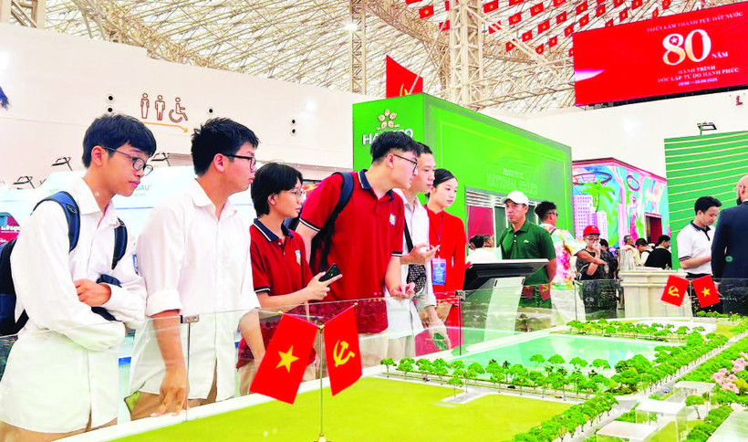 Học sinh Trường THPT Nguyễn Gia Thiều, Hà Nội tham quan mô hình quy hoạch Thủ đô tại triển lãm.