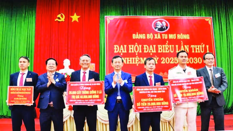 Đại diện lãnh đạo xã Tu Mơ Rông nhận cây giống ủng hộ từ các tổ chức, cá nhân.