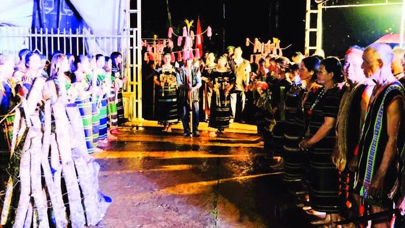 Nghi lễ đón khách của bon chủ nhà mở đầu cho Lễ mừng mùa của đồng bào M'nông ở xã Quảng Trực.