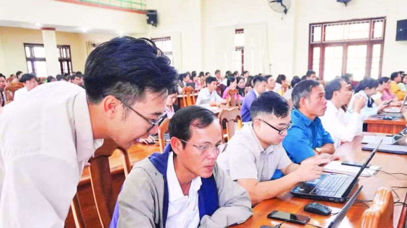 Cán bộ, công chức, viên chức, người lao động tại xã Tu Mơ Rông, tỉnh Quảng Ngãi tích cực tham gia khóa học AI để ứng dụng vào công việc hằng ngày.