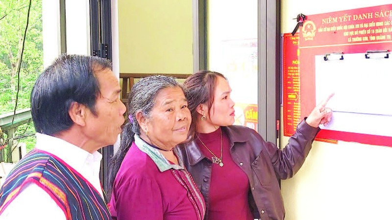 Cử tri bản Hôi Rấy, xã Trường Sơn, tỉnh Quảng Trị xem danh sách cử tri trước khi bỏ phiếu.