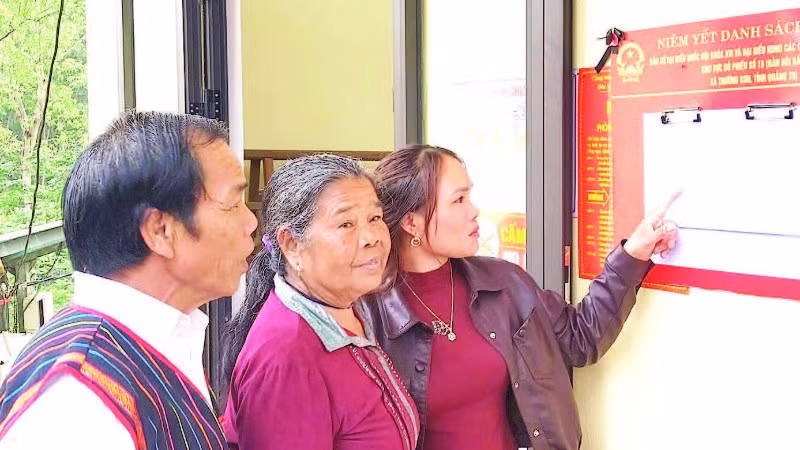Cử tri bản Hôi Rấy, xã Trường Sơn, tỉnh Quảng Trị xem danh sách cử tri trước khi bỏ phiếu.