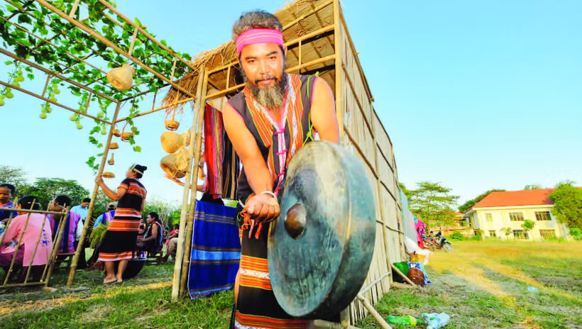 Già làng Điểu Ho (xã Tân Hưng, tỉnh Đồng Nai) biểu diễn cồng chiêng.