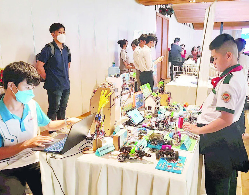 Học sinh Thành phố Hồ Chí Minh tham gia cuộc thi chuyển đổi số trong trường học.
