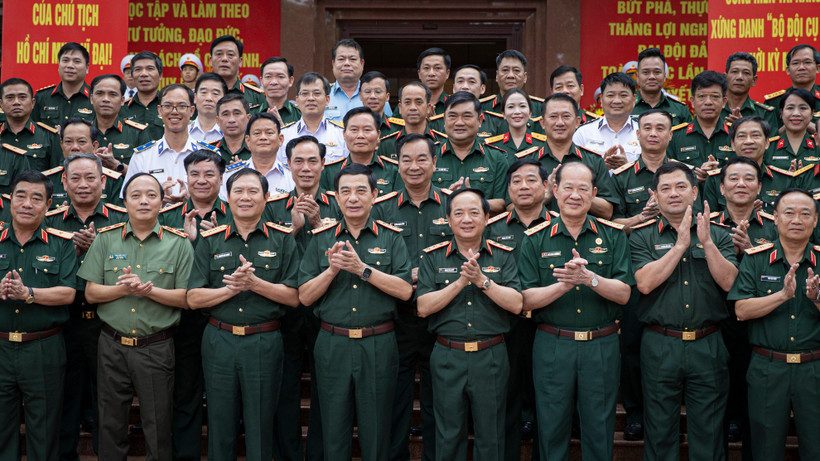 Đại tướng Phan Văn Giang, Ủy viên Bộ Chính trị, Phó Bí thư Quân ủy Trung ương, Bộ trưởng Quốc phòng và các đại biểu tại hội nghị.