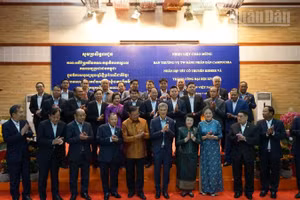 Cán bộ Đại sứ quán Việt Nam tại Campuchia chụp ảnh lưu niệm cùng Ban Thường vụ Trung ương Đảng Nhân dân Campuchia. (Ảnh: ĐINH TRƯỜNG)