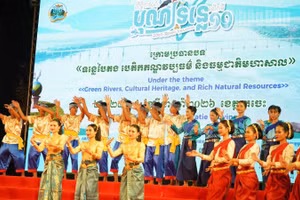 Tiết mục văn nghệ chào mừng khai mạc Lễ hội sông lần thứ 10 năm 2026 của Campuchia. (Ảnh: ĐINH TRƯỜNG)