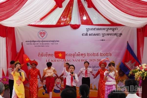 Các em học sinh Trường tiểu học Hữu nghị Khmer-Việt Nam Prey Veng trình diễn ca khúc “Việt Nam-Campuchia Samaki”. (Ảnh: HUY VŨ)