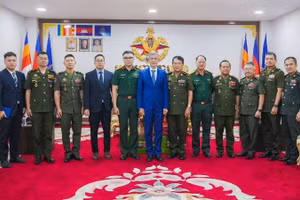 Đại sứ Nguyễn Minh Vũ chúc Tết Đại tướng Vong Pisen, Tổng Tư lệnh Quân đội Hoàng gia Campuchia.