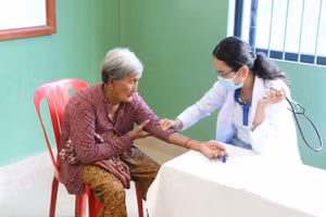Bác sĩ Bệnh viện Chợ Rẫy-Phnom Penh khám chữa bệnh cho người dân. (Ảnh: HUY VŨ)