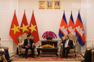 Thứ trưởng Ngoại giao Nguyễn Mạnh Cường tại cuộc gặp Phó Chủ tịch, Trưởng Ban Thường trực Ban Thường vụ Trung ương Đảng Nhân dân Campuchia Samdech Say Chhum. (Ảnh: HUY VŨ)