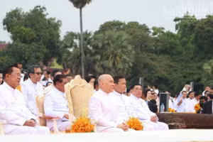 Quốc vương Norodom Sihamoni chủ trì lễ cầu an nhân dịp Năm mới cổ truyền 2025 của Campuchia. (Ảnh: ĐINH TRƯỜNG)