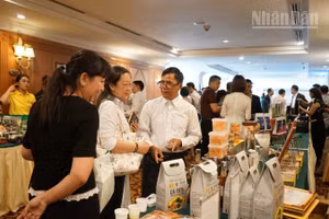 Các doanh nghiệp kết nối, tìm hiểu sản phẩm tại triển lãm bên lề Hội nghị Xúc tiến thương mại, du lịch và đầu tư. (Ảnh: ĐINH TRƯỜNG)