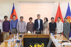 Đại sứ Nguyễn Minh Vũ chụp hình lưu niệm với đại diện các gia đình gốc Việt có công với cách mạng.