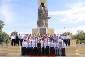 Các đại biểu dự lễ dâng hương tưởng nhớ các Anh hùng liệt sĩ nhân kỷ niệm 79 năm Ngày Thương binh-Liệt sĩ. (Ảnh: HUY VŨ)