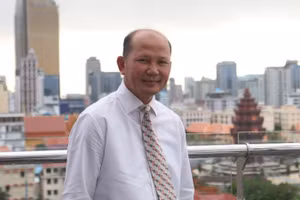 Thạc sĩ Uch Leang, Quyền Vụ trưởng Vụ Nghiên cứu châu Á-châu Phi và Trung Đông, Viện Quan hệ quốc tế thuộc Viện Hàn lâm Hoàng gia Campuchia, Chủ tịch Hội cựu sinh viên Campuchia học tại Việt Nam. (Ảnh: HUY VŨ)