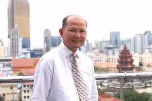 Nhà nghiên cứu Uch Leang, Quyền Vụ trưởng Vụ Nghiên cứu châu Á-châu Phi và Trung Đông, Viện Quan hệ quốc tế, Viện Hàn lâm Hoàng gia Campuchia, Chủ tịch Hội cựu sinh viên Campuchia học tại Việt Nam. (Ảnh: HUY VŨ)