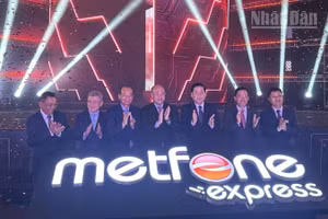 Các đại biểu tại sự kiện thực hiện nghi thức chính thức khai trương dịch vụ Metfone Express. (Ảnh: ĐINH TRƯỜNG)