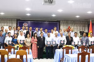 Các đại biểu chụp hình lưu niệm tại buổi lễ. (Ảnh: HUY VŨ)