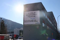 Logo của Diễn đàn WEF tại nhà ga trung tâm thị trấn Davos, Thụy Sĩ. (Ảnh: TTXVN)