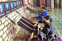 Những nghệ nhân ở câu lạc bộ dệt thổ cẩm ở làng Phung kiên trì, miệt mài giữ lửa nghề truyền thống.