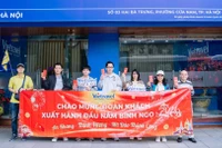 Đoàn khách xuất hành du lịch sáng mùng 1 Tết Bính Ngọ.