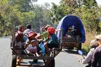 Người dân Campuchia ở tỉnh Preah Vihear, giáp với Thái Lan, sơ tán tránh xung đột, ngày 8/12/2025. (Ảnh: THX/TTXVN)