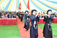 Nghi lễ rước mâm cỗ cầu mùa tại lễ khai hội. (Ảnh: TUẤN SƠN)