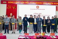 Lãnh đạo tỉnh Thái Nguyên trao tặng điện thoại di động thông minh cho các trưởng thôn, bản. (Ảnh: HƯƠNG LAN)