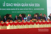 Các đại biểu thực hiện nghi thức chào cờ.
