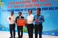 Phó Thủ tướng Hồ Quốc Dũng tặng quà tại xã Tuy Phước.