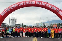 Đông đảo cán bộ, người dân chuẩn bị ở vạch xuất phát giải chạy.