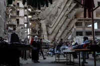 Người dân tại một khu chợ ở Gaza, ngày 15/1/2026. (Ảnh: THX/TTXVN)